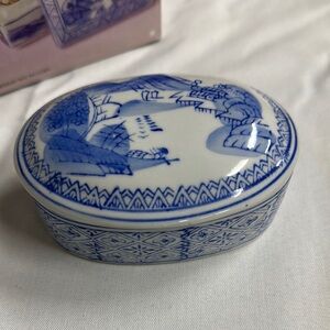 Porcelain hand painted oval jewelry box Blue‎ and White Porcelain Trinket Box
